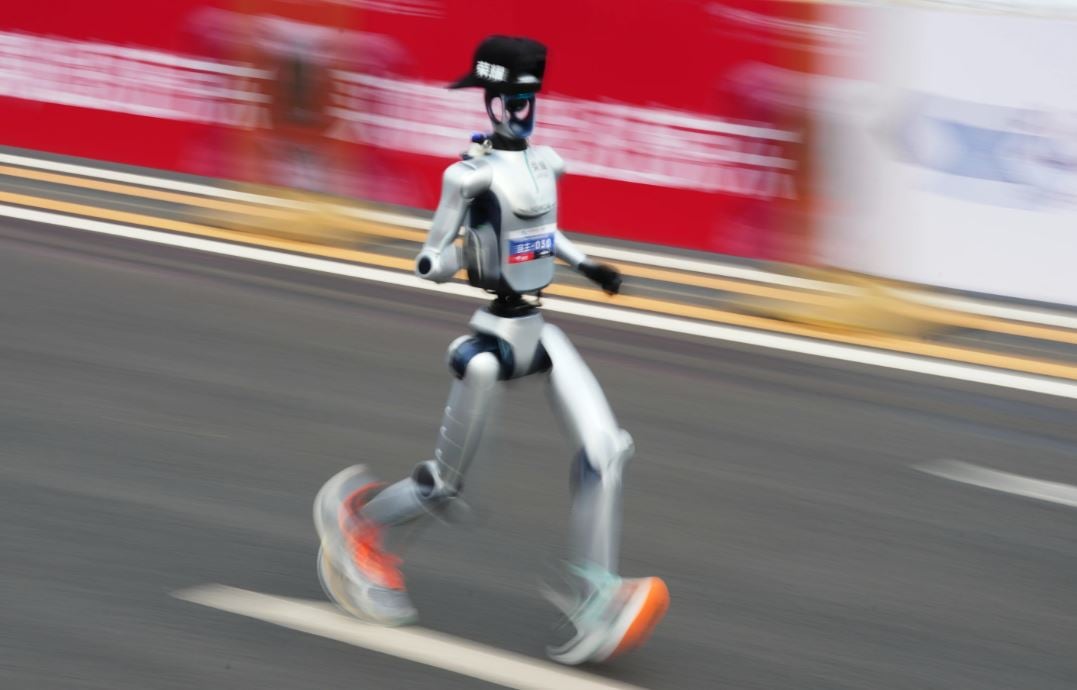 روبوت بشري يتجاوز الرقم القياسي العالمي البشري (3)