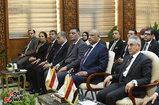 المستشارين فى القاعة