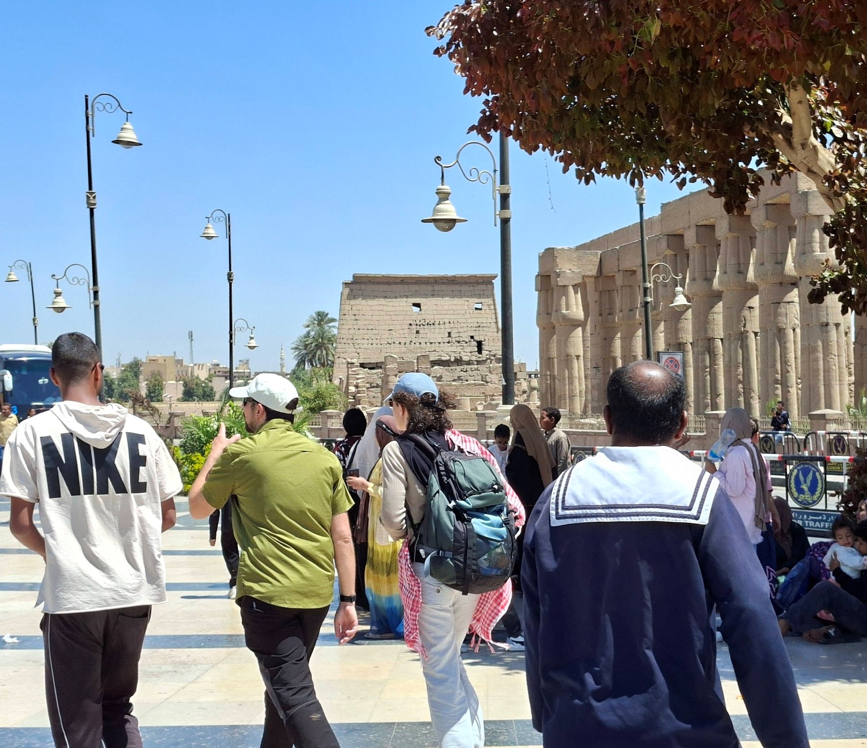 استمتاع السياح من حول العالم على الكورنيش بالأقصر