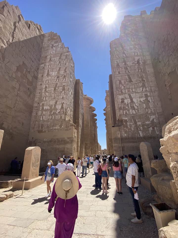 إقبال كبير من السائحين فى قلب معابد الكرنك