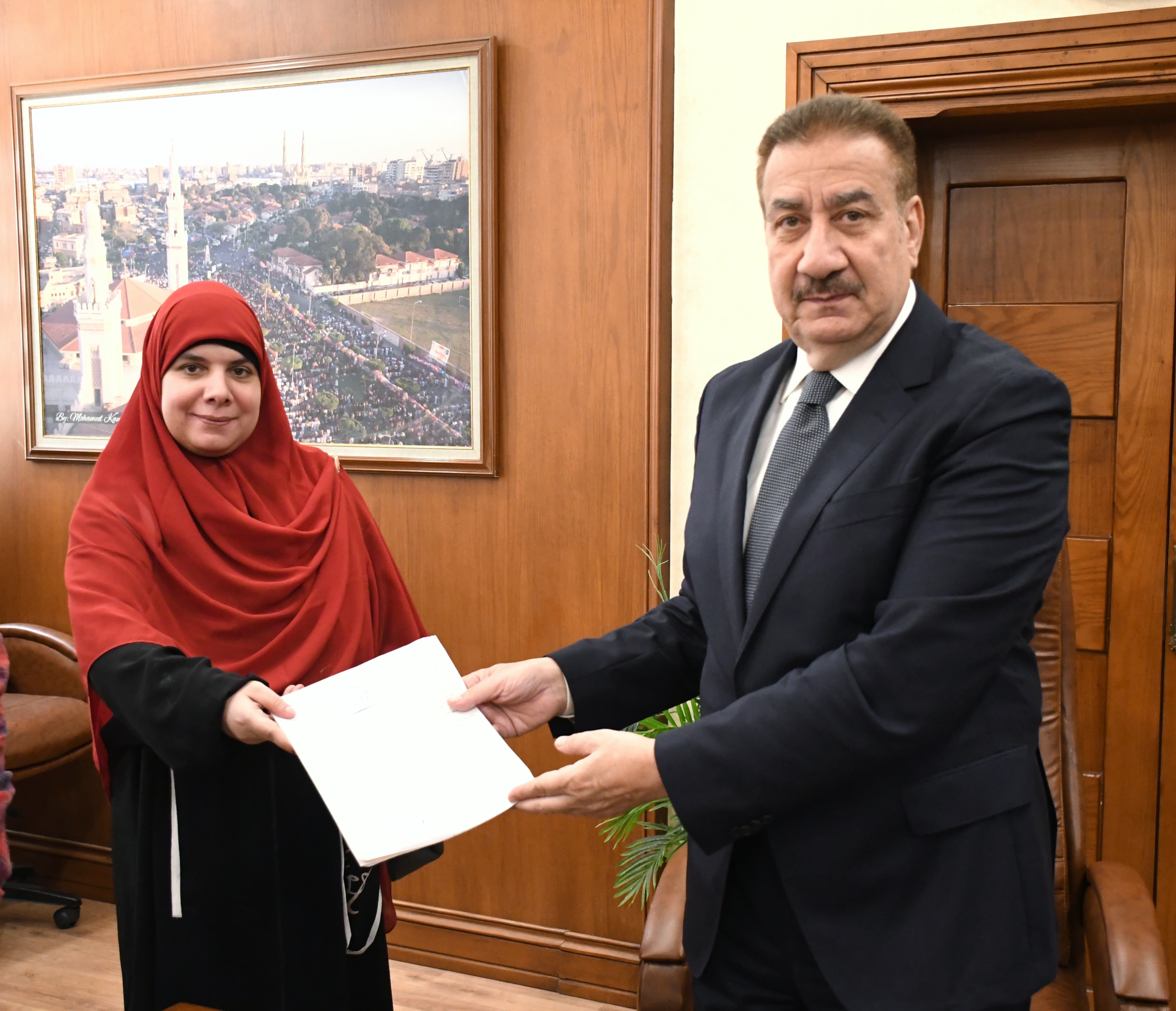 تسليم عقد مصنع