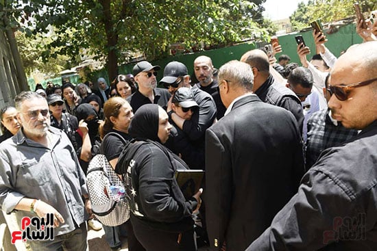 كريم عبد العزيز يواسى منة شلبى