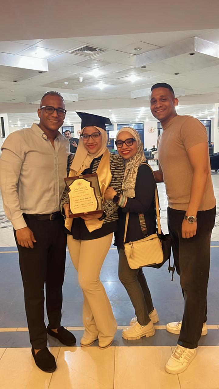 الزميلة أميرة شحاتة مع أشقائها