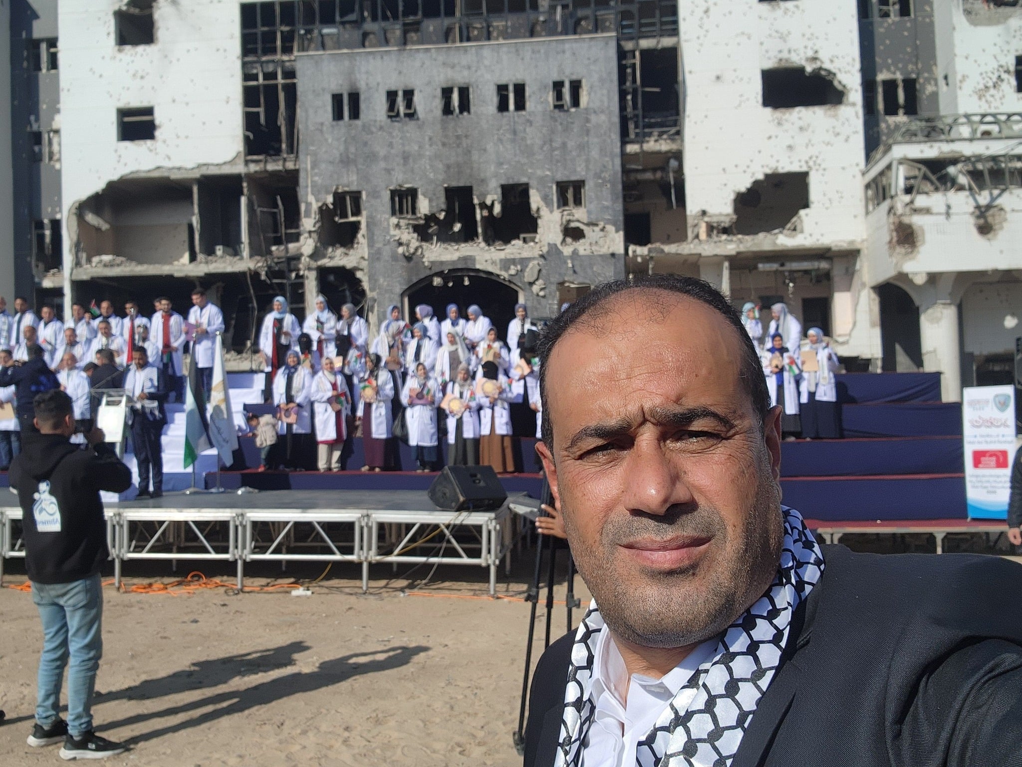 الدكتور محمد أبو سلمية أمام مجمع الشفاء الطبي بعد تدميره