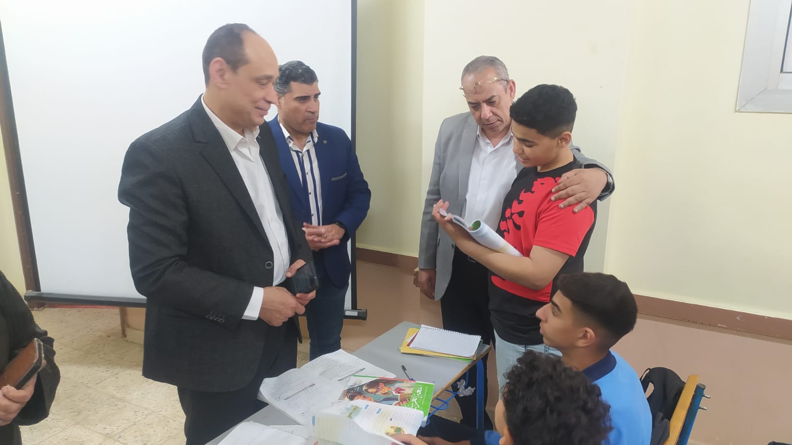 خلال المراجعة مع الطلاب