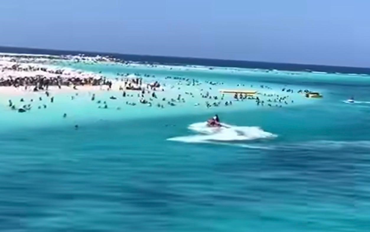 شاطئ الغرام يتميز بوقوعه على الخليج والبحر المفتوح