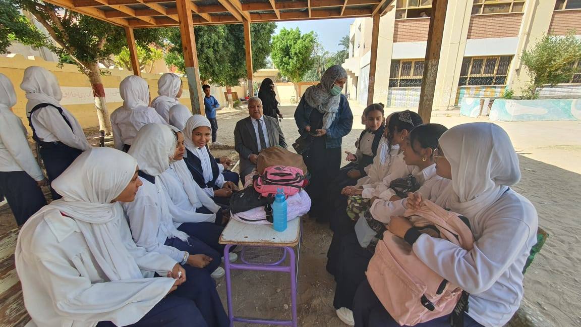 لقاء وكيل التعليم مع الطلبة خلال جولاته على المدارس
