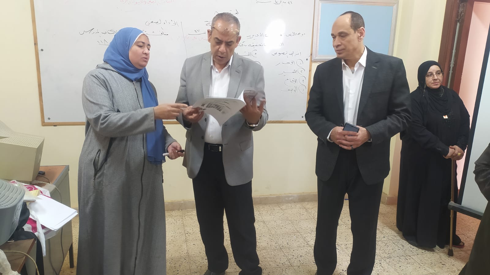 مراجعة المناهج التعليمية بالمدارس