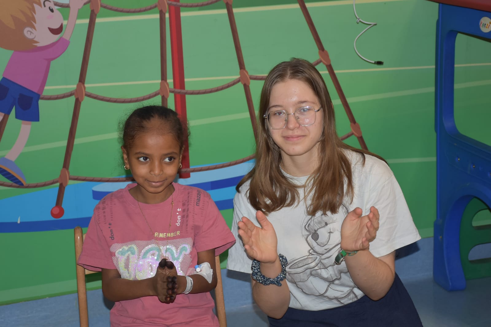 سائحة سويدية تدعم الأطفال محاربي السرطان بالأقصر