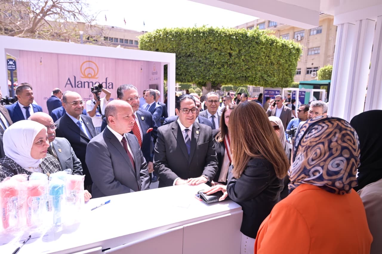 رئيس جامعة القاهرة مع المشاركين فى الملتقى