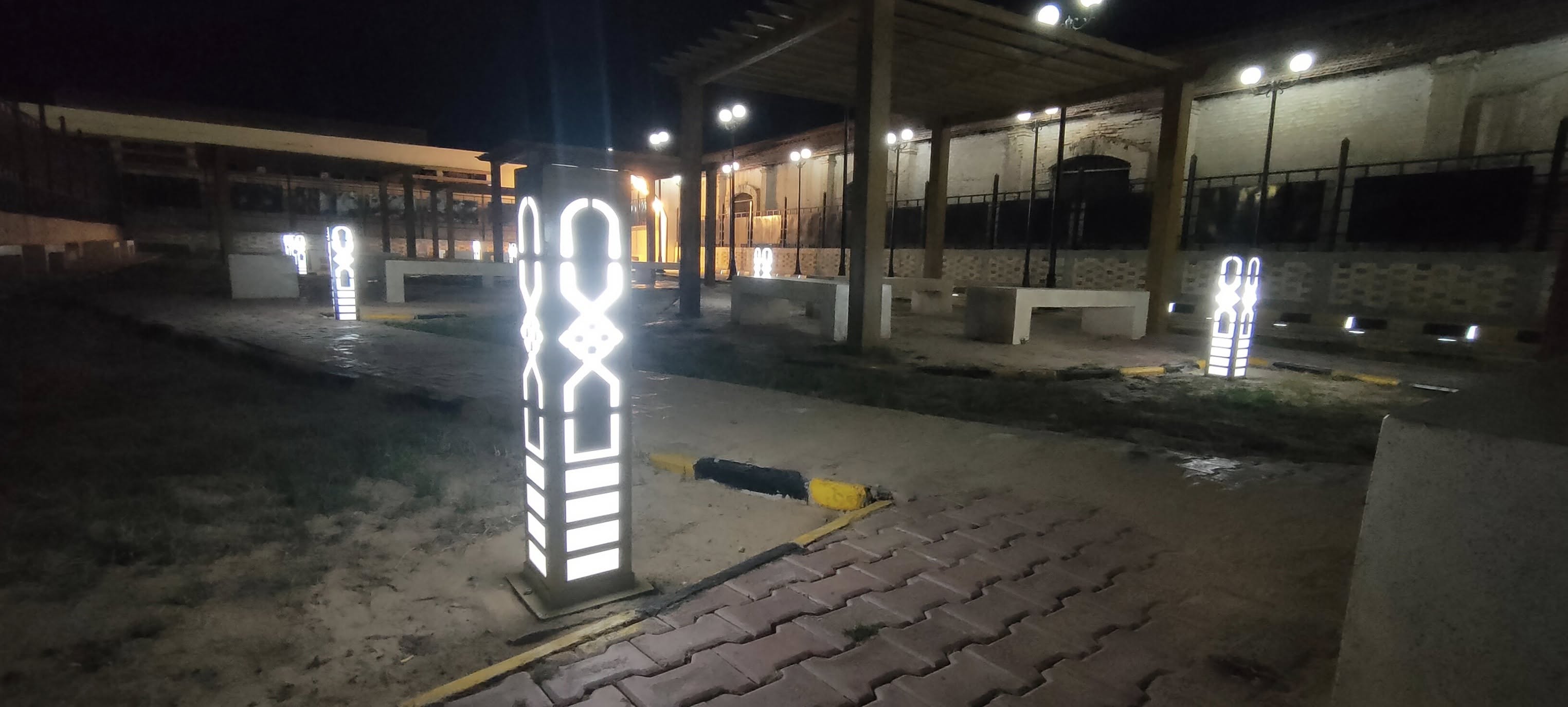 وضع إنارة بالحديقة العامة