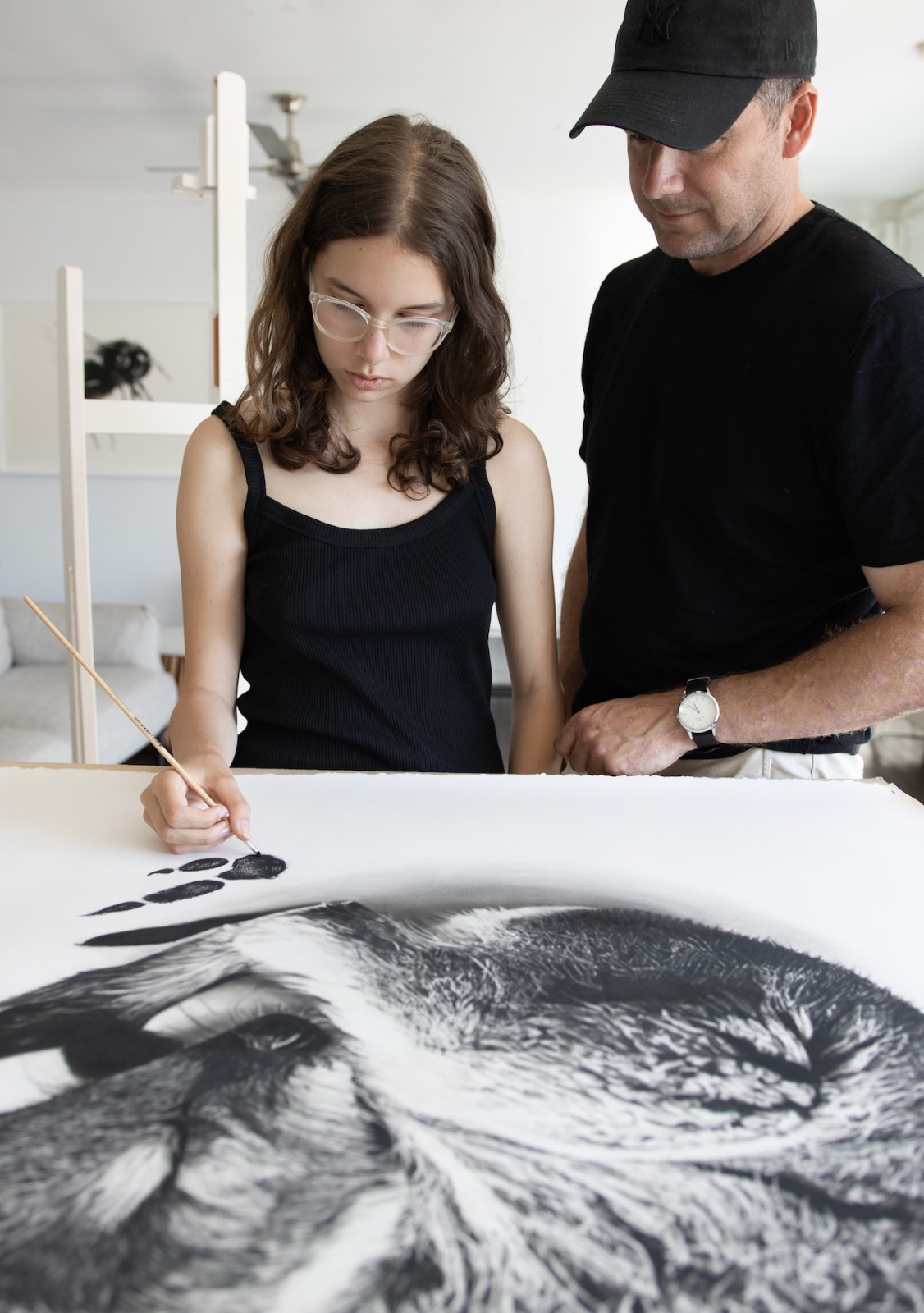 الأب وابنته أثناء الرسم