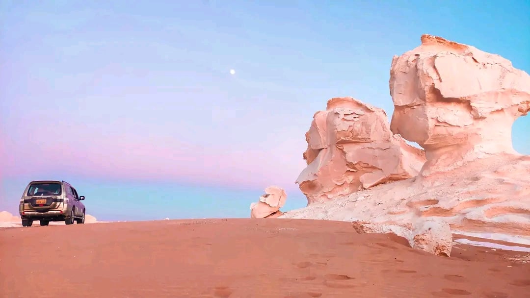 الصخور المجسمة مقصد سياح السفارى