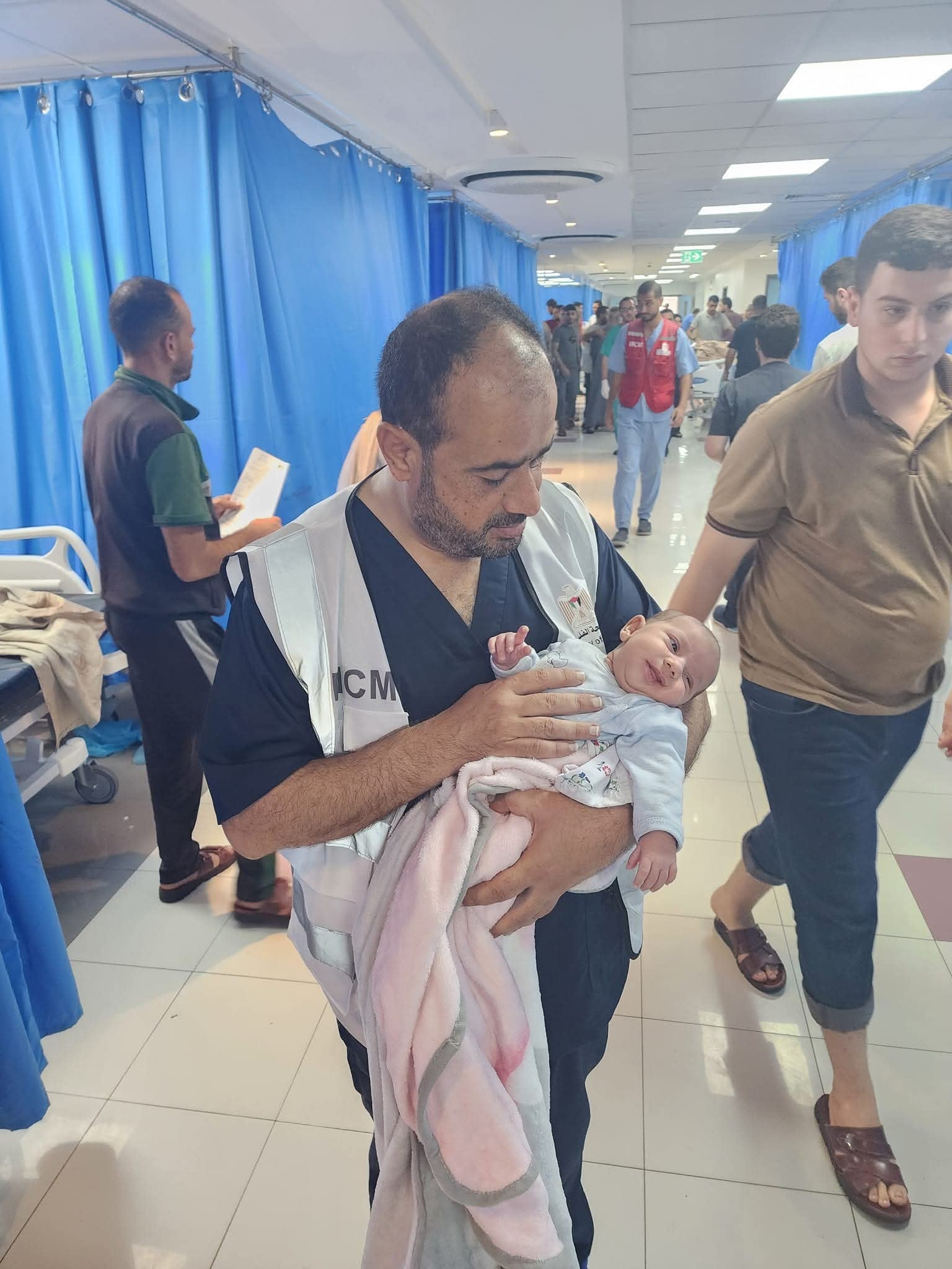 الدكتور محمد أبو سلمية داخل مجمع الشفاء الطبي خلال الحرب