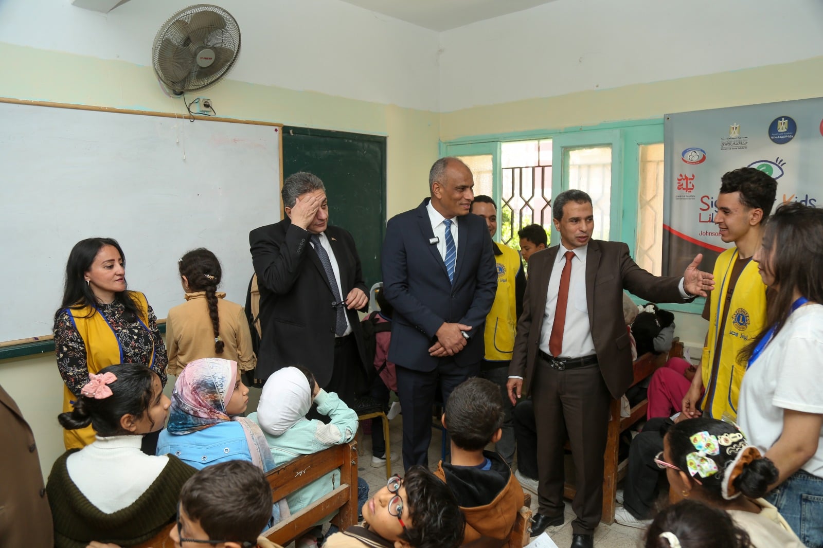 متابعة اجراء الكشف الطبي على الطلاب والطالبات