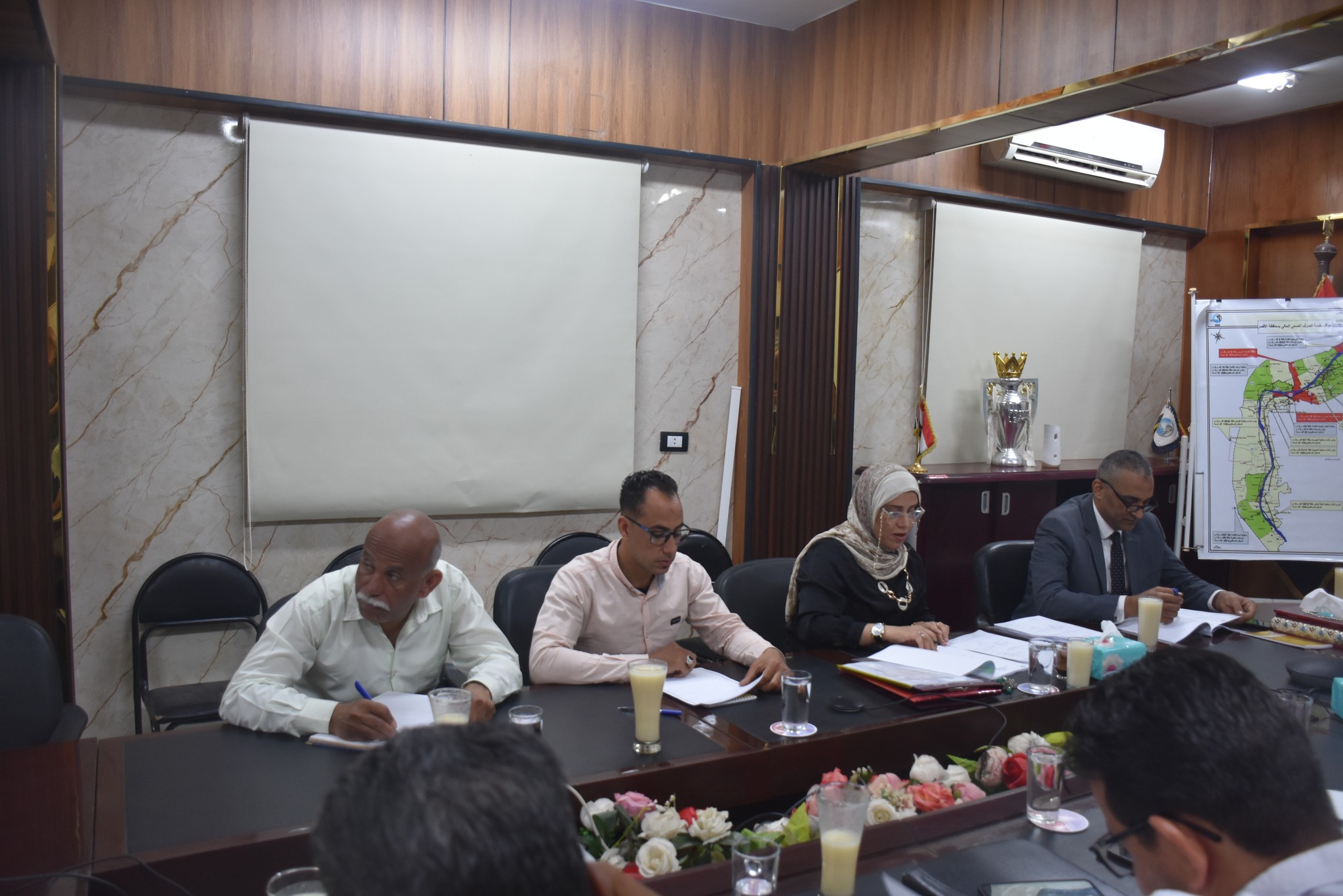 حضور اجتماع مجلس الإدارة لمتابعة المشروعات الجارية بالمياه والصرف