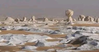 تكوينات صخور الصحراء البيضاء