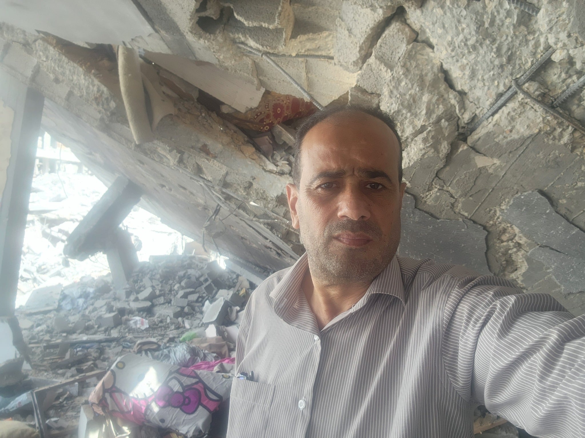 الدكتور محمد أبو سلمية تحت ركام منزله المدمر