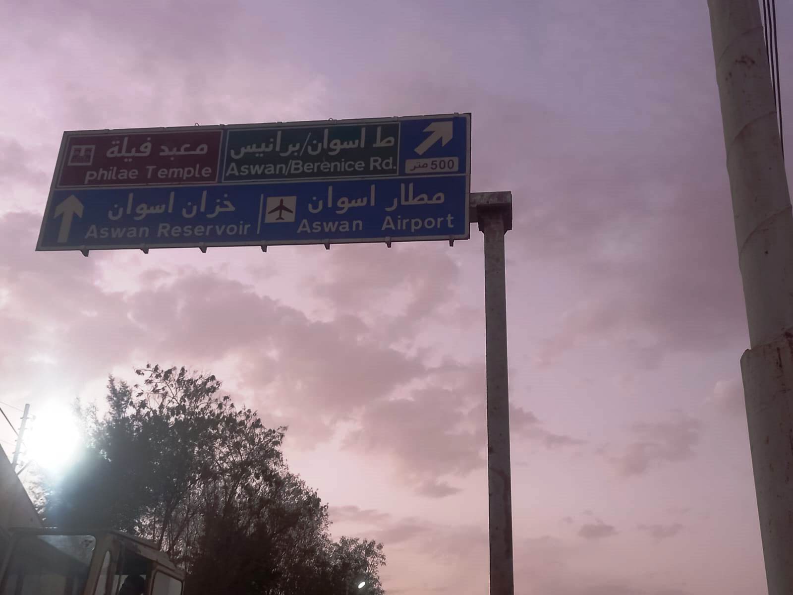 جانب من تركيب اللوحات