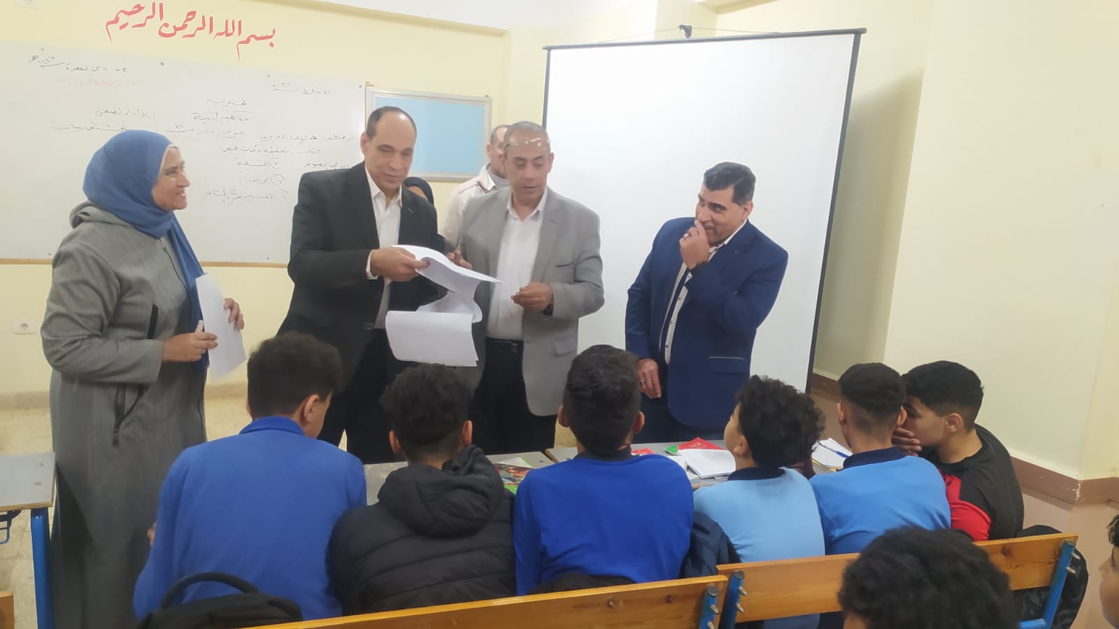 أثناء الجولة بمدارس كفر شكر