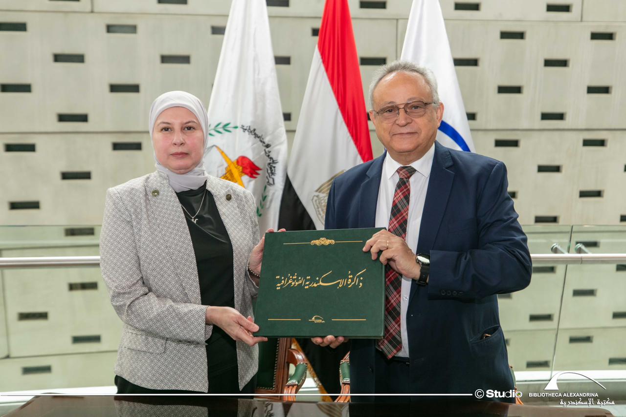 أهدى  الدكتور أحمد زايد الدكتورة هالة رمضان كتاب ذاكرة الإسكندرية الفوتوغرافية.