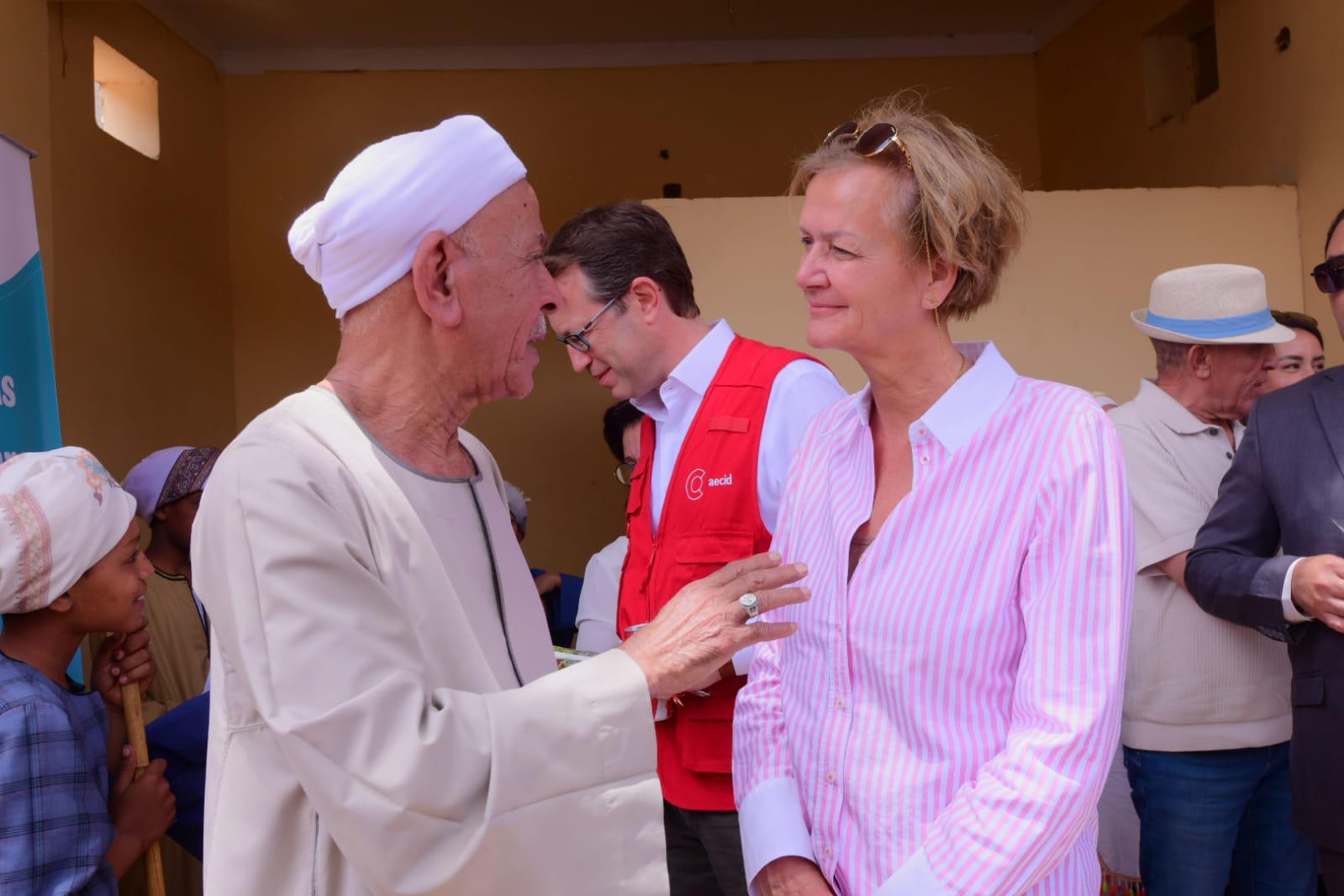 سفيرة الاتحاد الأوروبى مع عمدة قرية البصالى