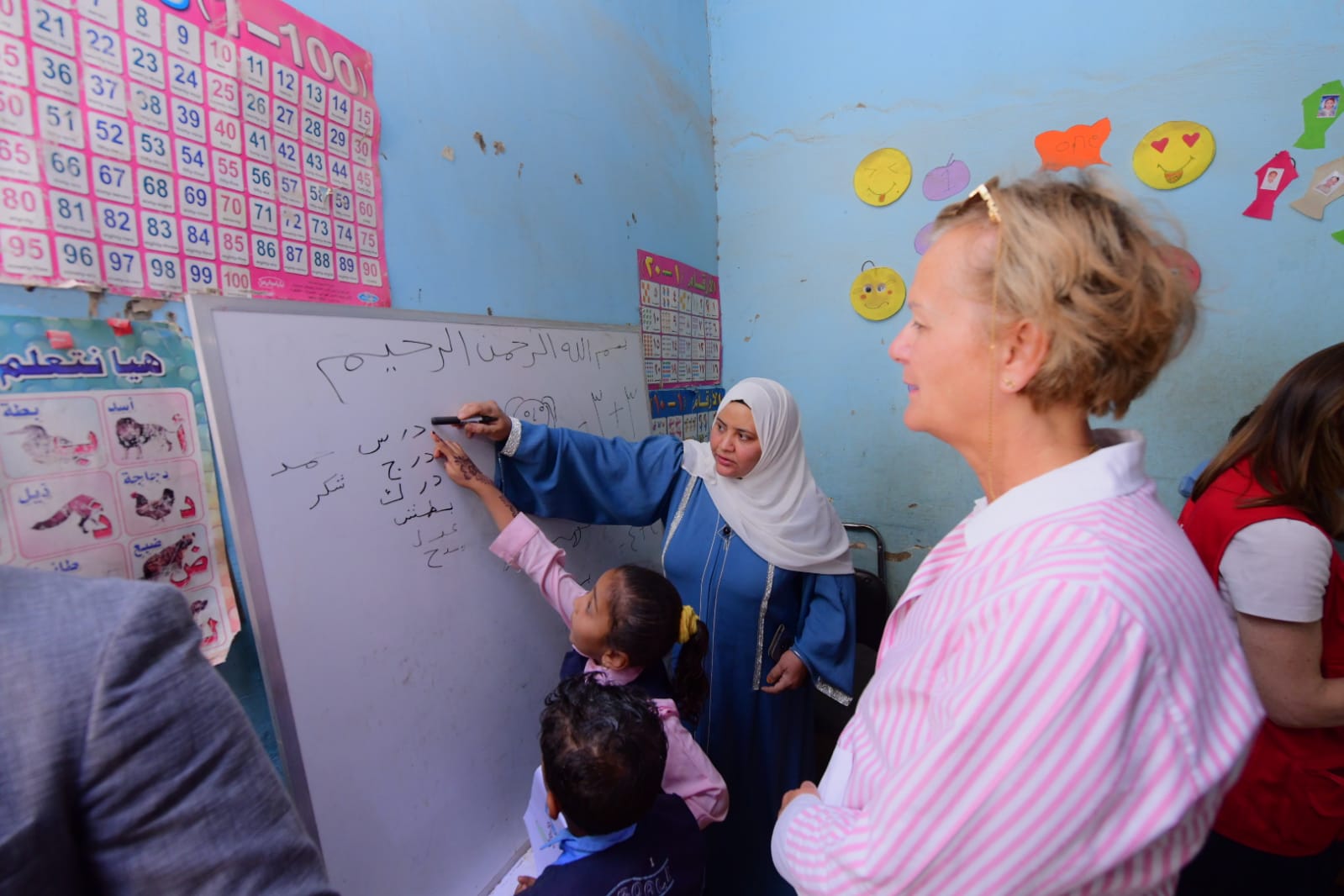 سفيرة الاتحاد الأوروبى تتابع تعليم الصغار