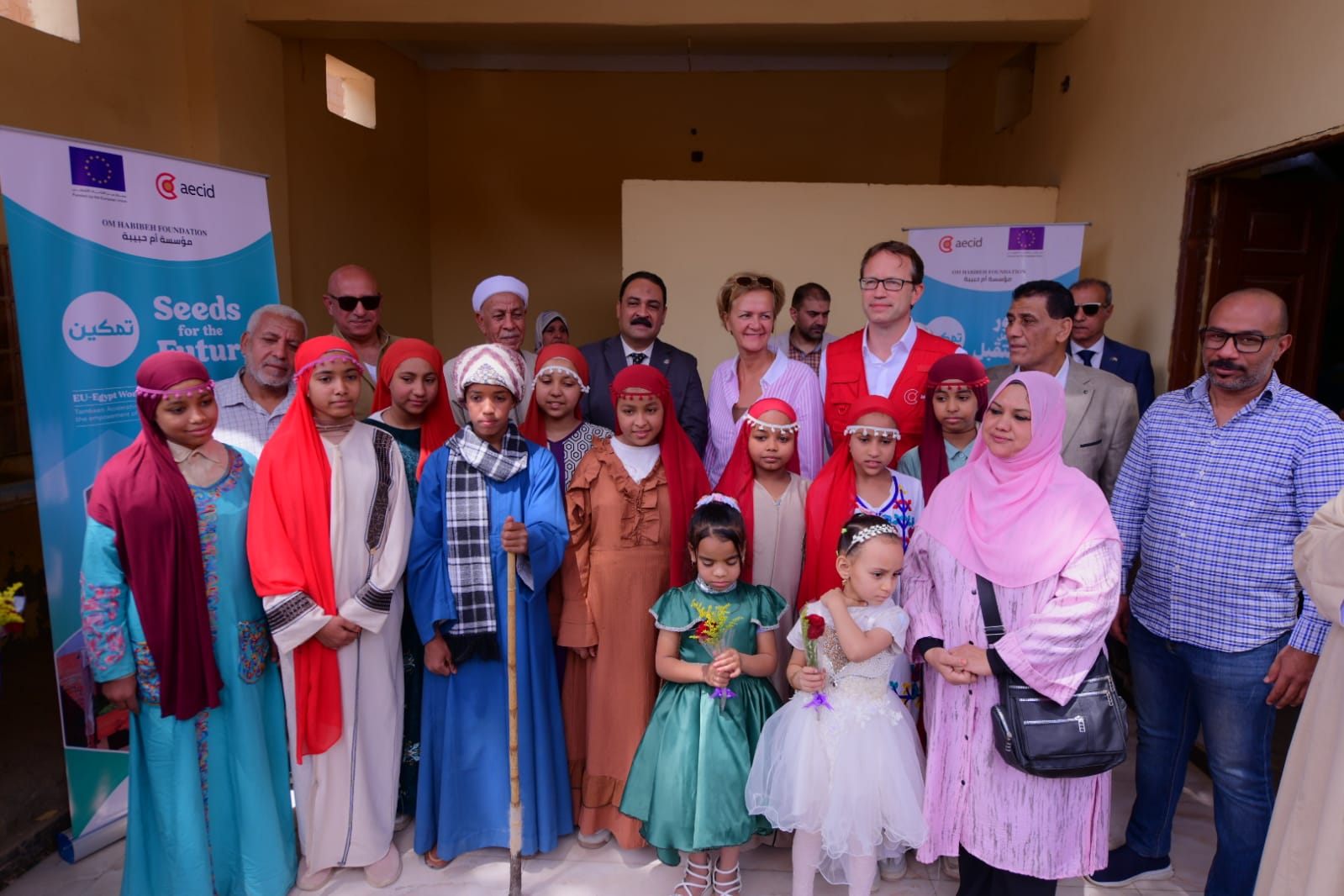 السفيرة مع الأطفال