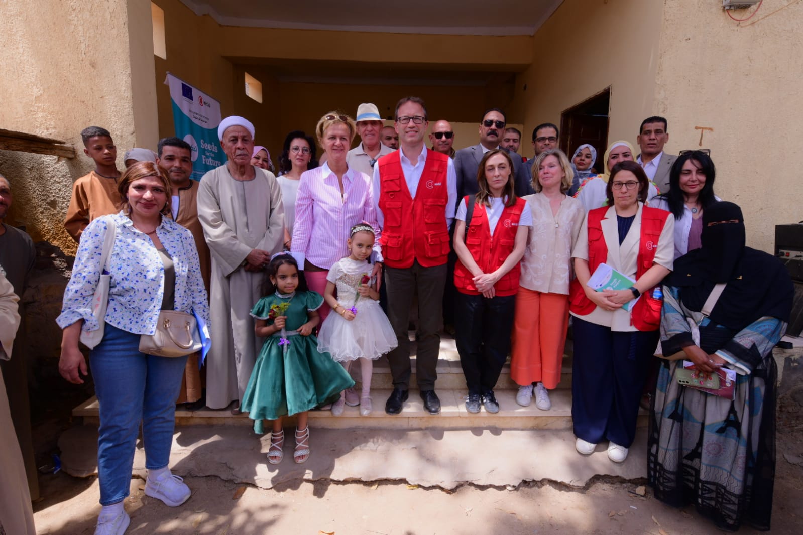 صورة جماعية مع الأهالى