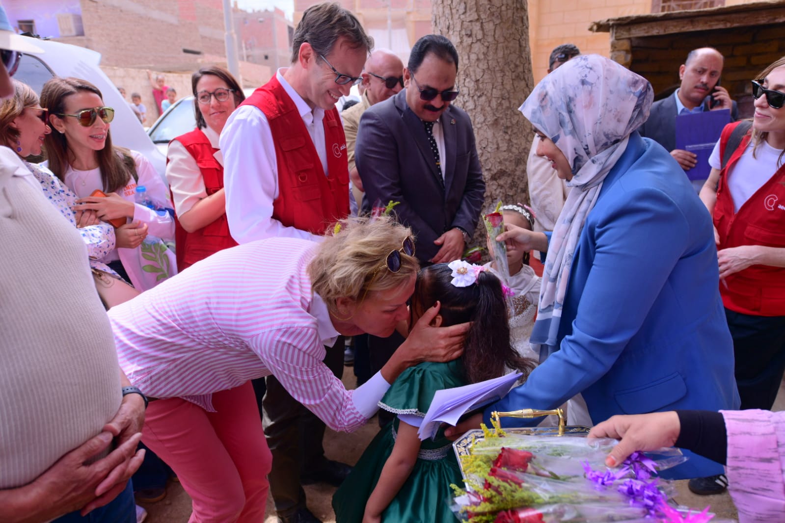 سفيرة الاتحاد الأوروبى تقبل رأس طفلة