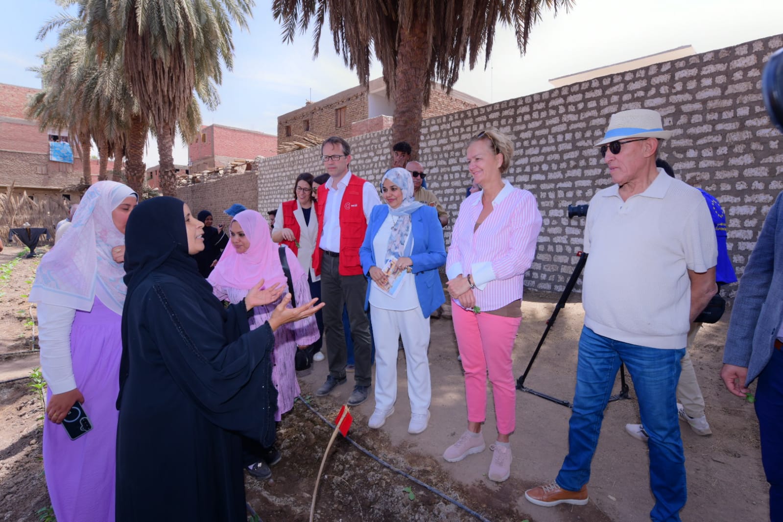 سيدة تشكر سفيرة الاتحاد الأوروبى والسفير الأسبانى