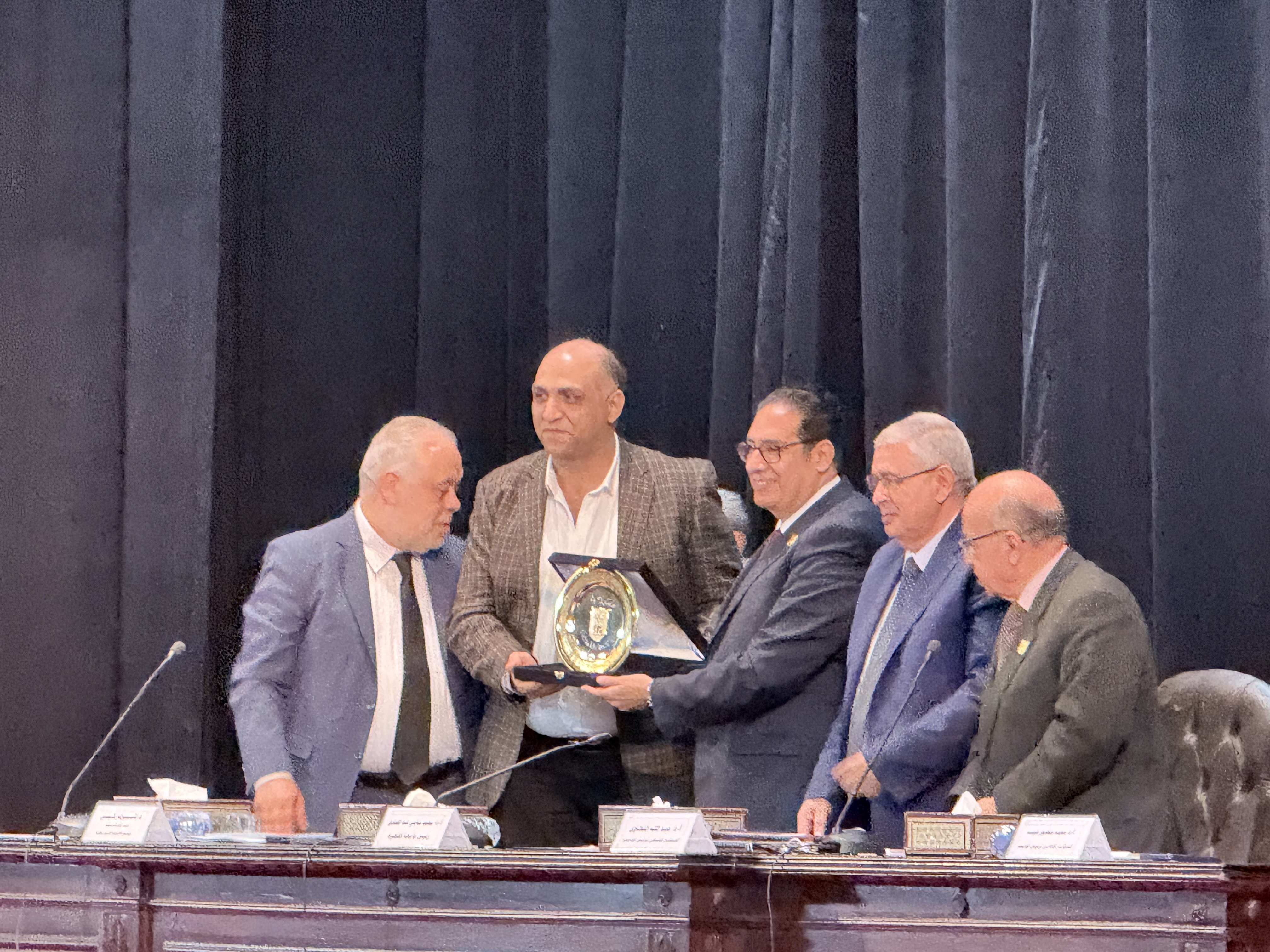 رئيس جامعة القاهرة يكرم أشرف زكى والكاتب الصحفى وائل السمرى