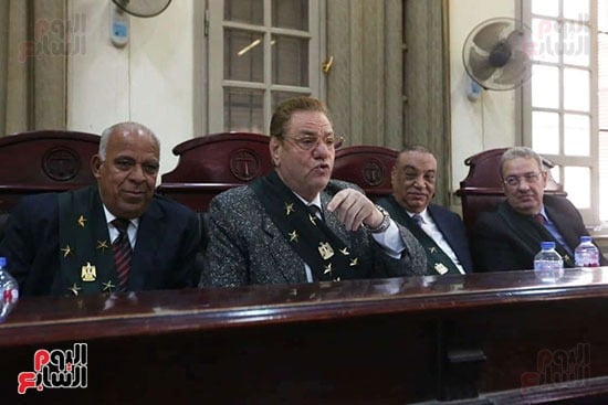 رئيس المحكمة يناقش الدفاع