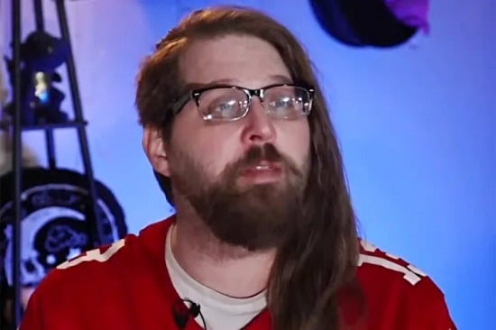 رجل يطيل شعره من أجل زوجته