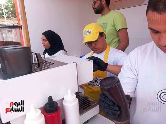 يوسف يمارس عمله داخل المعرض