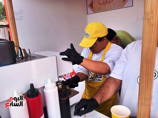 يوسف يحضر القهوة لزبون