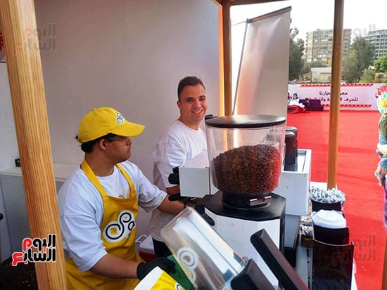 يوسف يحضر القهوة