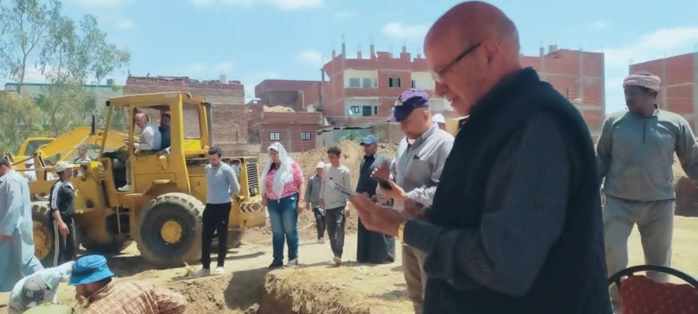 خلال العثور على التمثال