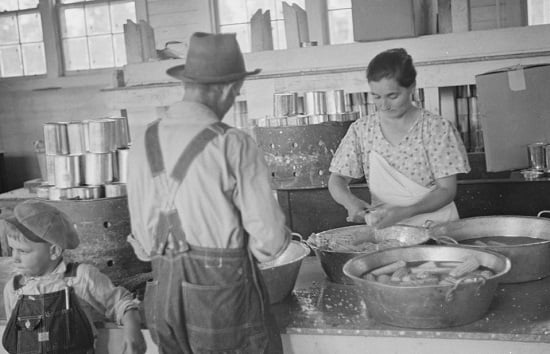 تجهيز الأطعمة المعلبة