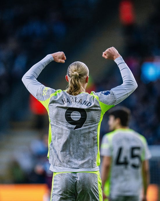 إيرلينج هالاند يحتفل بالهدف