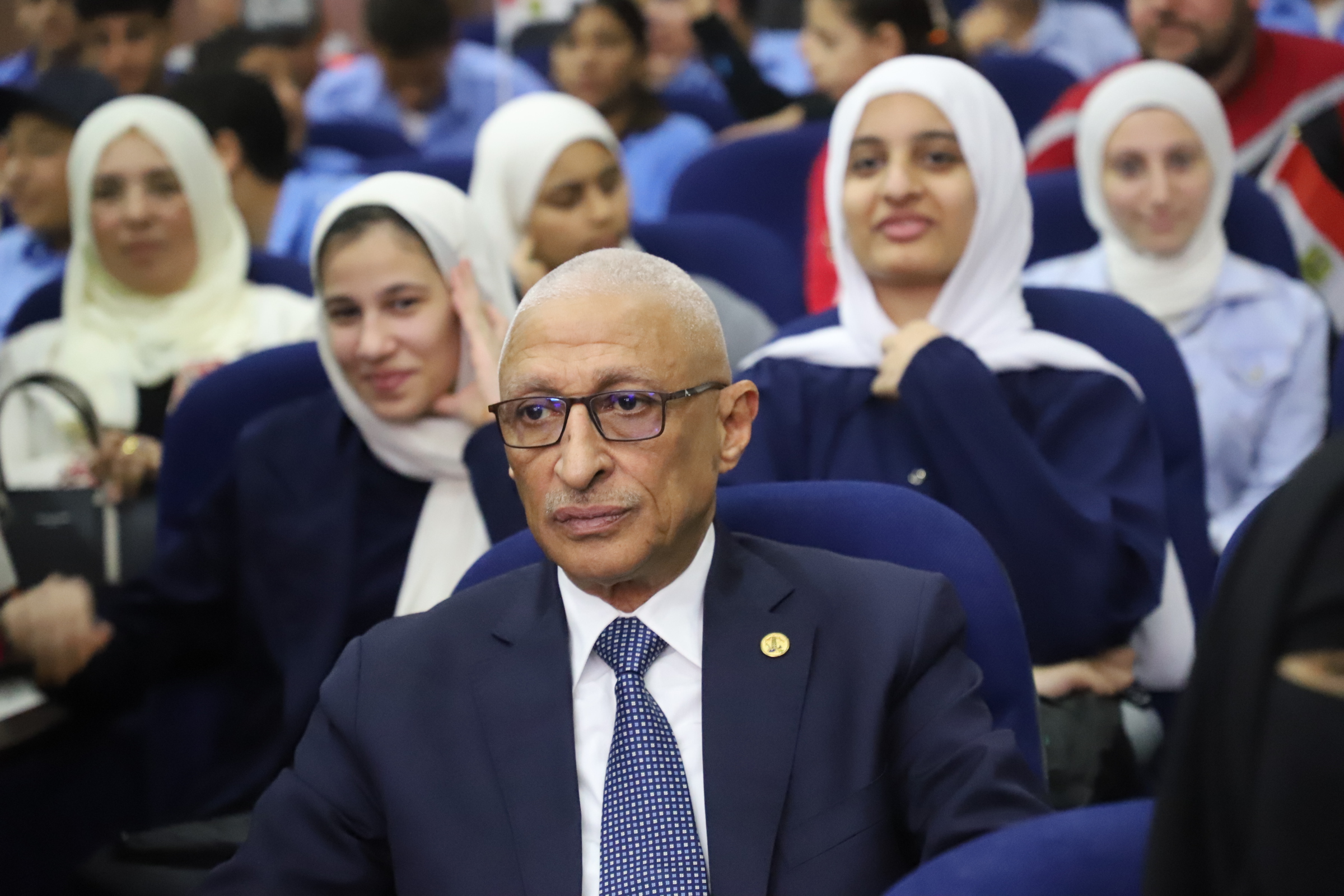 محافظ شمال سيناء والجلوس مع الاطفال 