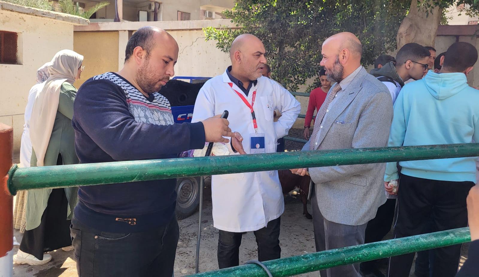 مدير الطب البيطري خلال متابعة القافلة