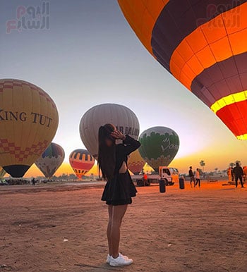 استمتاع-أجنبية-فى-أرض-مطار-البالون-الطائر