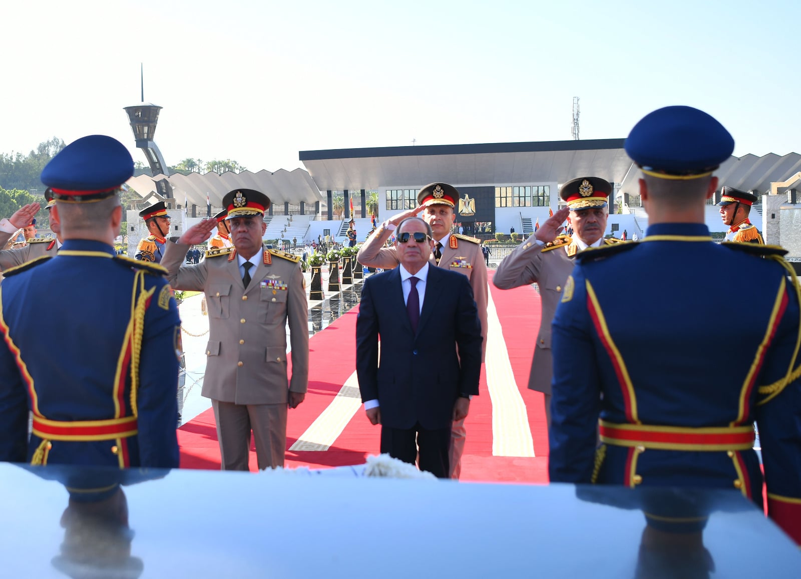 الرئيس السيسى يضع أكاليل الزهور على النصب التذكارى لشهداء القوات المسلحة (2)