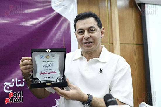 مصطفى شعبان يحمل درع التكريم
