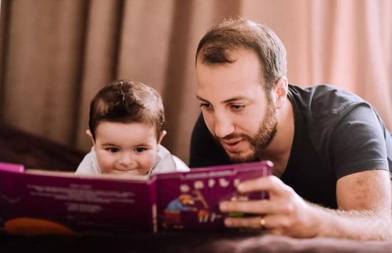 حيل لتشجيع طفلك على القراءة