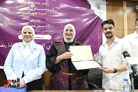 تكريم كلية الاعلام بالقاهرة