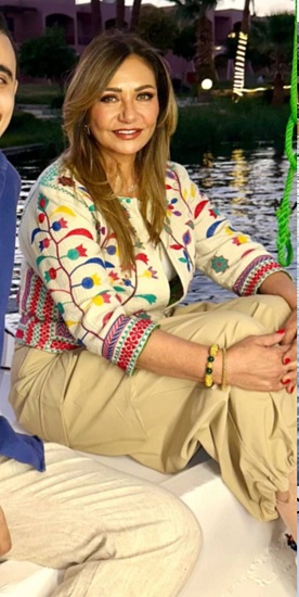 ليلى ببلوزة مستوحاة من الطراز النوبى