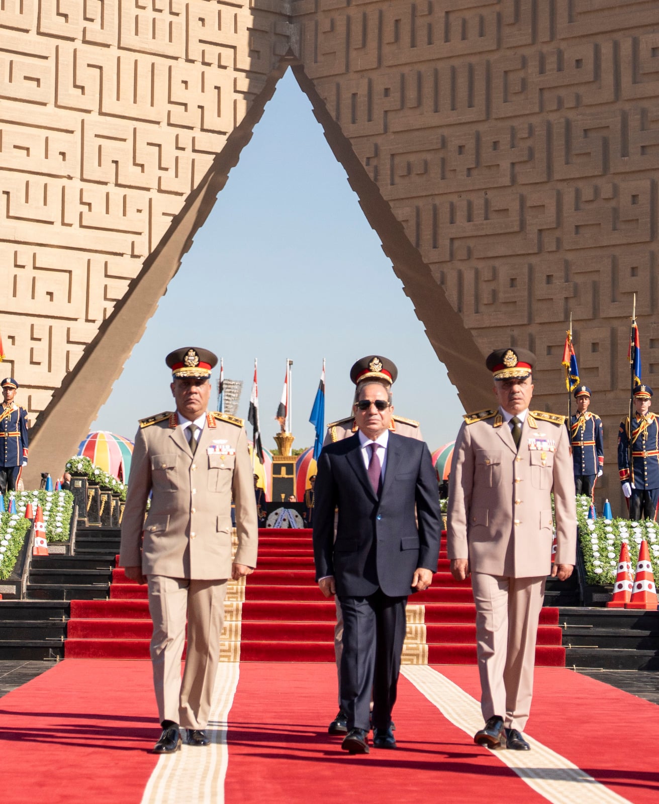 الرئيس السيسى يزور النصب التذكارى لشهداء القوات المسلحة