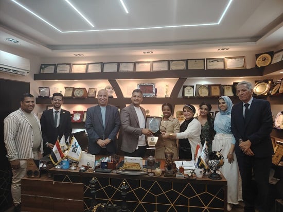 مجلس الشباب المصري يكرّم الحامي العام لجنوب أفريقيا  (2)